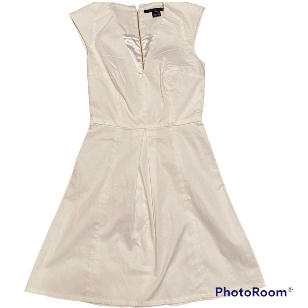 - NWT White French Connection mini Dress Cap sleeves. Size 2
